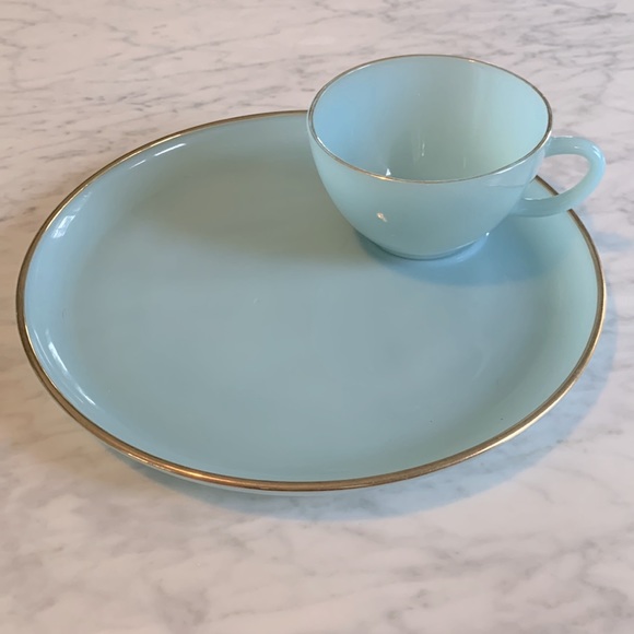 Fire King turquoise luncheon/snack plates with teacups - Picture 2 of 5